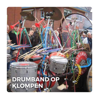 Muzikaal Straattheater: Drumband op klompen